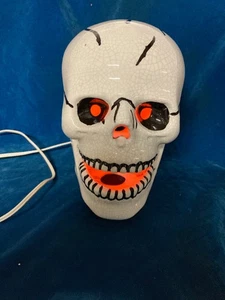 "Cráneo de cerámica vintage de Halloween blanco iluminado 8"" acabado crepitante con bombilla parpadeante" - Imagen 1 de 7