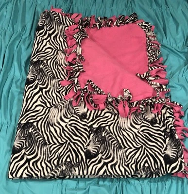Manta hecha a mano con nudo de corbata rosa caliente de cebra Foto 1 de 3