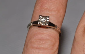 Vintage 18KT WHITE GOLD Classic .1CT DIAMOND SOLITAIRE ENGAGEMENT RING Sz. 4.25 - Picture 1 of 6