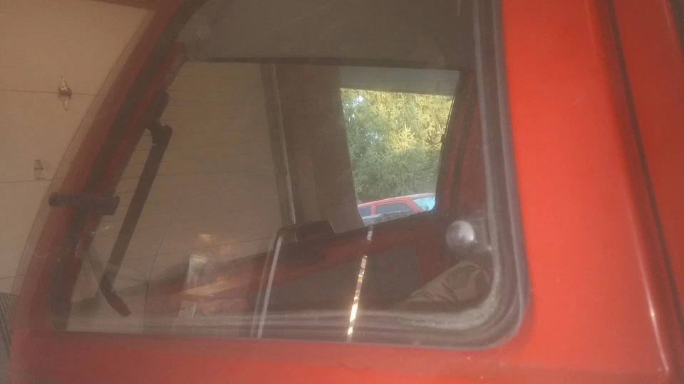 Ford Festiva Passenger side, Rear Tilt Out Window . - Изображение 1 из 1