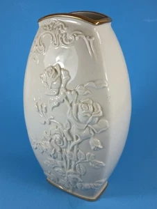 Jarrón alto de porcelana marfil LENOX rosas y cintas en relieve con adornos dorados clásicos - Imagen 1 de 11