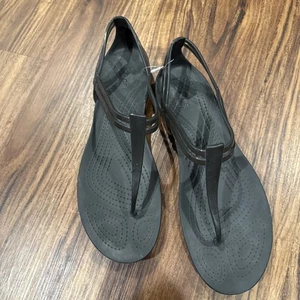 Crocs Damen-Sandalen schwarz Isabella T-Riemen Gummi Riemen Schuhe Strand Komfort Größe 9 - Bild 1 von 5