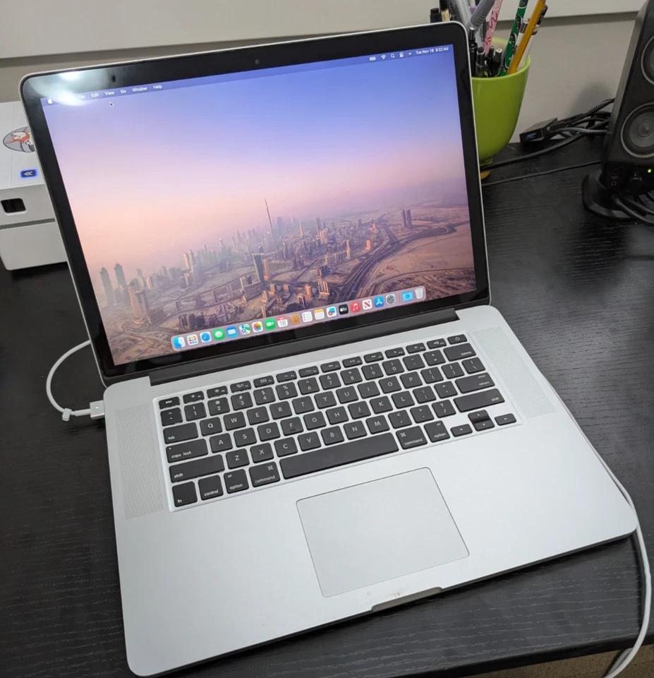 Macbook 15" A1398 - Quad Core Intel i7, 2.8ghz, 16gb, 500gb SSD - NEW BATTERY - Image 1 of 4