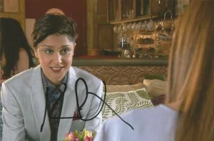 HOLLYOAKS* KRUPA PATTANI 'FARRAH MAALIK' SIGNED 6x4 ACTION PHOTO+COA - Picture 1 of 1