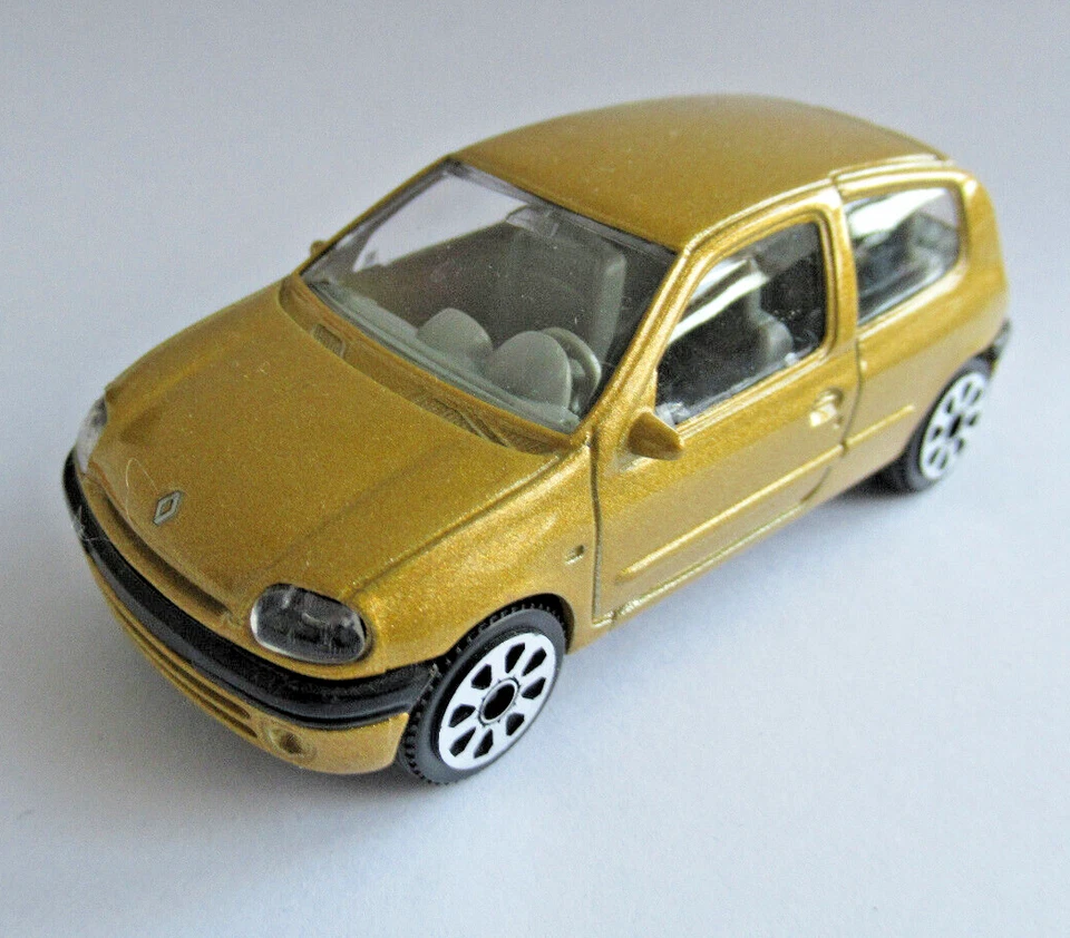 Bburago 1:43  Made in Italy Modellauto  Renault Clio - Bild 1 von 1