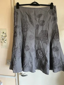 Lovely M&S Per Una Skirt Size 16 Grey with Embroidery and Appliqué Flowers - Picture 1 of 4