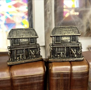 Vintage Messing Look Ye Olde Curiosity Shoppe Buchstützen schwer 1837 Paar - Bild 1 von 7