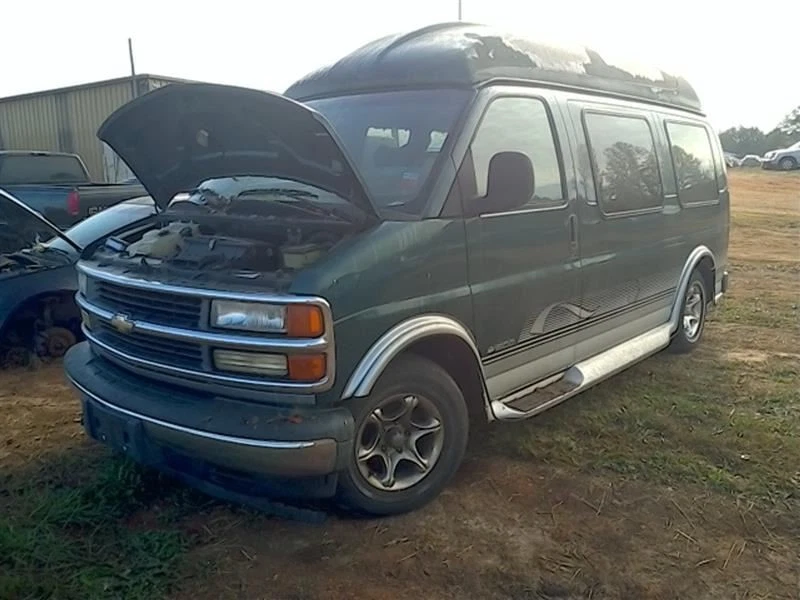 Passenger Corner/Park Light Below Headlamps Fits 96-02 EXPRESS 1500 VAN 125174 - Image 1 of 4
