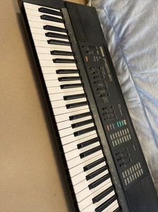 Vintage 1986 YAMAHA PORTATONE PSR-31 Tastiera PCM STEREO 61 Tastiere BASSO AUTO Nero - Foto 1 di 12