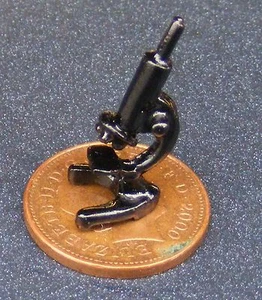Microscopio de escritorio de metal que no funciona laboratorio Tumdee escala 1:12 casa de muñecas  - Imagen 1 de 9