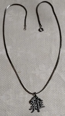 Collar colgante vintage ST metal cadena serpentina peltre símbolo chino 20" Foto 1 de 4