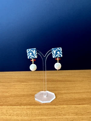 Orecchini in argento, vero corallo rosso, perla e maiolica dipinta a mano - Immagine 1 di 4