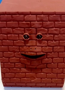 Facebank Spardose Bank Sparschwein Backsteinmauer - Bild 1 von 7