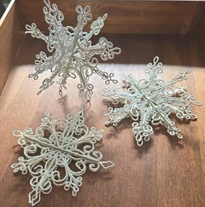 3 Vintage Metall mit Glitzer 3D Schneeflocke Ornamente / Hängedeko schillernd! - Bild 1 von 6
