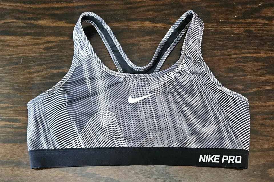 Sujetador deportivo Nike Pro Dri Fit negro y blanco arremolinado para mujer talla grande Foto 1 de 3