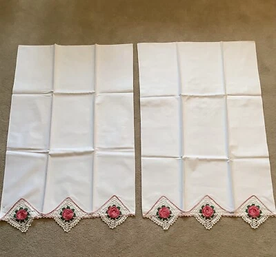 2 preciosas fundas de almohada de algodón blanco de colección con flores de ganchillo rosa rosas y adornos de encaje Foto 1 de 4