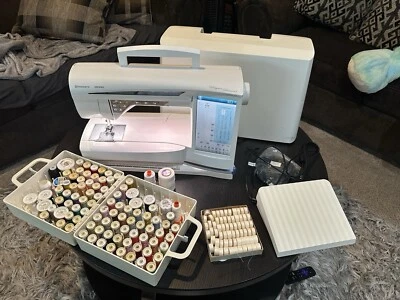 Husqvarna Viking Designer Diamond con paquete de 23 horas Foto 1 de 4