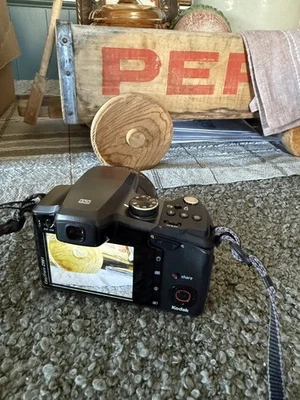 Kodak EasyShare Z981 14.0MP 26x Optical Zoom Digital Camera w/Carrying Case - Image 1 of 4