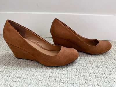 Tacones de cuña CL By Chinese Laundry marrón camel talla 8,5 gamuza sintética - Imagen 1 de 4