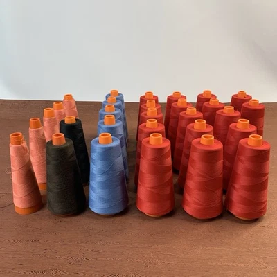 Лот из 29 смешанных цветов промышленных конусных ниток от длинной закрытой швейной фабрики TN - Изображение 1 из 4
