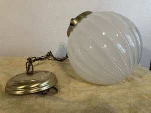 LUMINARIA SWAG Vintage MEDIADOS DE SIGLO M Colgante BLANCO Globo Lámpara METAL DORADO - Imagen 1 de 20