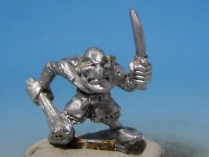 Warhammer Fantasy Battle Vintage OOP Marauder Miniatures Goblin w/ 2 Weapons D&D - Picture 1 of 5