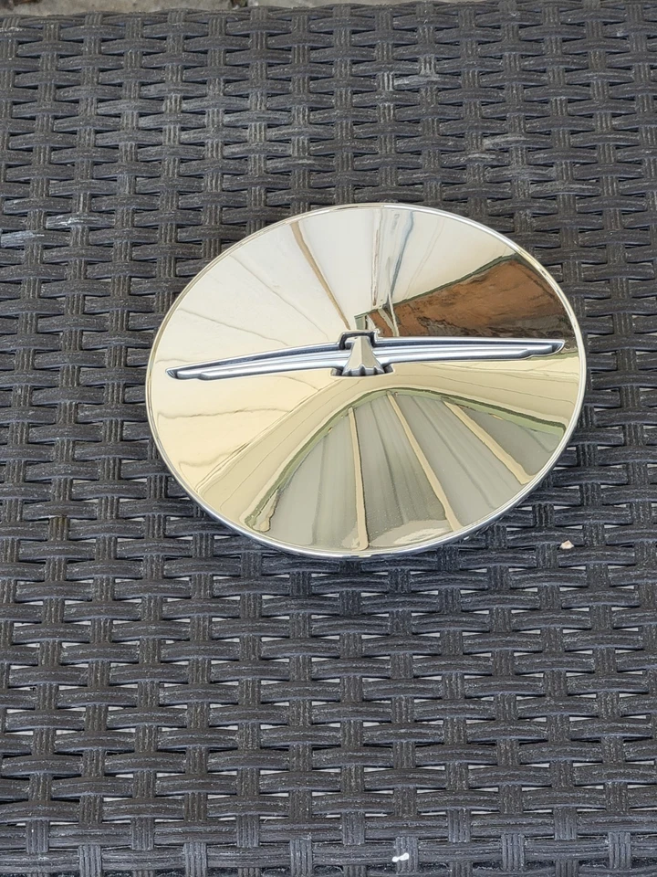 Tampa central Ford Thunderbird acabamento espelhado - Imagem 1 de 4