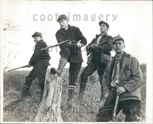 1936 Hunters With Rifles Press Photo - Picture 1 of 2