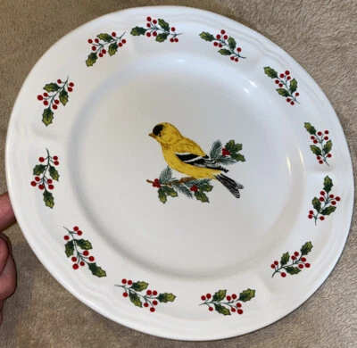8-дюймовая праздничная тарелка Gibson с желтой птицей Holly & Berries - Изображение 1 из 4
