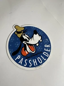 WALT DISNEY WORLD ANNUAL PASSHOLDER GOOFY MAGNET - Picture 1 of 6