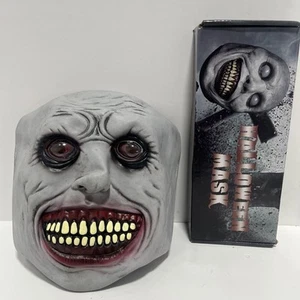 Smiling Demon Halloween Mask with Box & Bag – Scariest Grey Horror Look - Bild 1 von 12