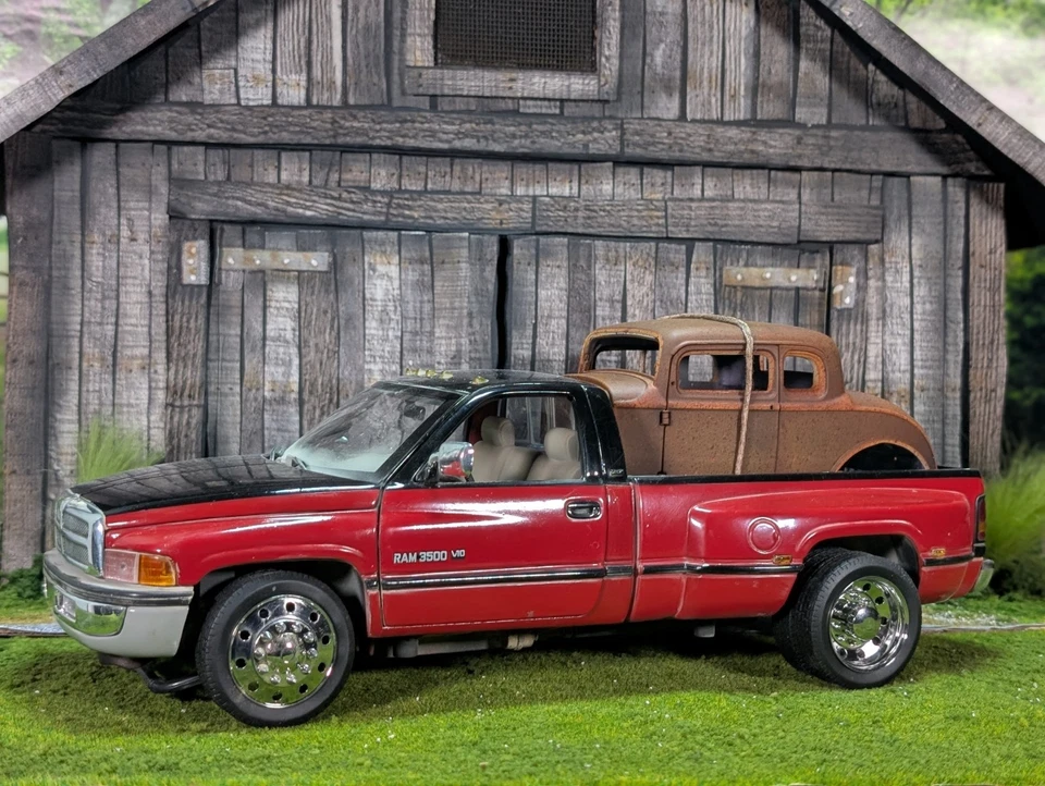 Camión fundido a presión 1/18 1995 Dodge Ram 3500 doble rebajado Bob's Beaters desgastado Foto 1 de 4