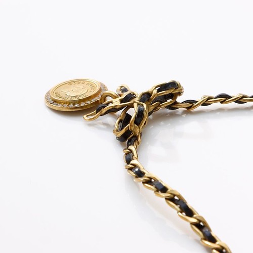 CHANEL Collana Moneta Oro Catena Cuoio Nastro Strass 37cm L35mm x H50mm
