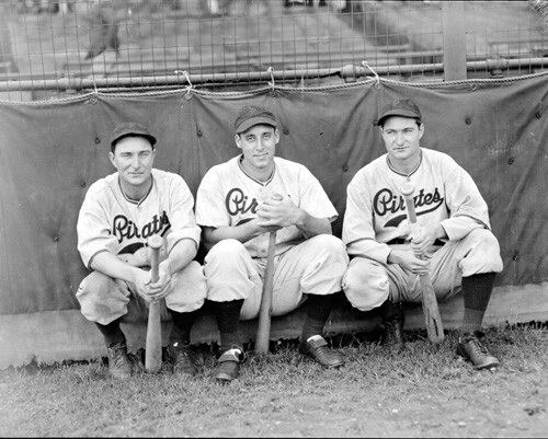 Pittsburgh Pirates Paul Waner, Johnny Rizzo, and Lloyd Waner 1938 Photo - Imagem 1 de 1