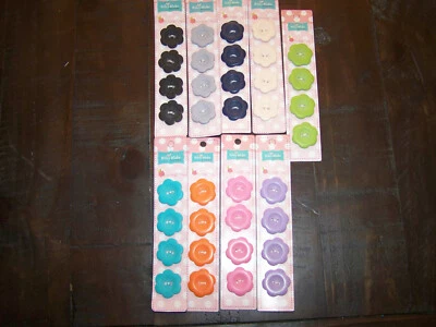 RILEY BLAKE SEW TOGETHER 1" FLOWER MATTE BUTTONS SEWING/CRAFTS 1 CARD 4 BUTTONS - Image 1 of 2