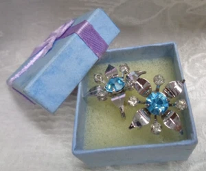 Vtg Estate Jewelry BN Silvertone AQUA BLUE Rhinestone FLOWER ScrewBack Earrings - Picture 1 of 5