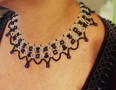 Collana girocollo con cristalli e perline. Fatta a mano - Immagine 1 di 4