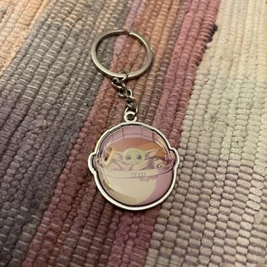 Star Wars Baby Yoda Disney Metall Schlüsselanhänger NEU - Bild 1 von 4