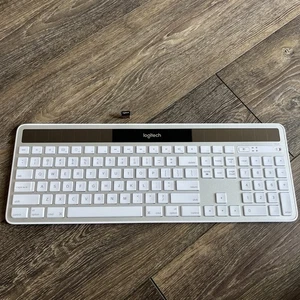Logitech K750 Solar Wireless Keyboard for Mac OS Silver With USB Receiver Tested - Afbeelding 1 van 9
