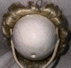 Allison Puppenperücke von Playhouse Größe 10”-11” in Farbe hellblond Neu aus altem Lagerbestand - Bild 1 von 8