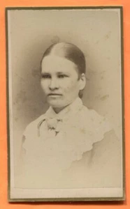 CDV Minneapolis, MN, Portrait of a Young Woman, by Larson, circa 1880 Backstamp - Picture 1 of 3