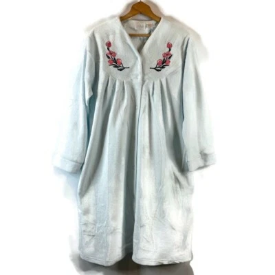 Bata Go Softly para mujer talla grande azul claro floral a presión suave cálida con bolsillos Foto 1 de 4