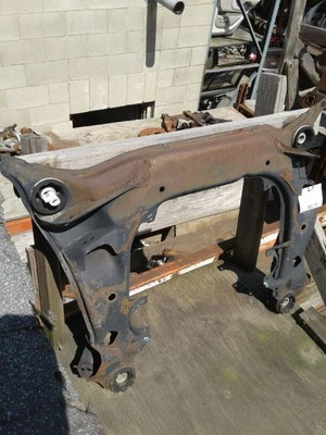 Suporte de suspensão traseira dianteira Crossmember/K-Frame compatível com 98-05 PASSAT 227605 - Imagem 1 de 4