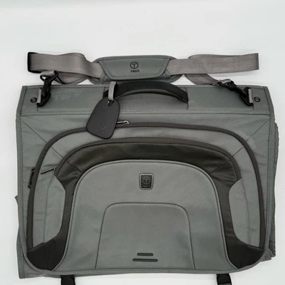 Bolsa de ropa de mano TUMI T-Tech de nailon balístico triple pliegue estilo 673MST Foto 1 de 4