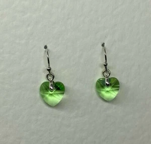 PEQUEÑOS PENDIENTES DE GOTA DE CORAZÓN FACETADOS VIDRIO VERDE CLARO ACCESORIOS CHAPADOS EN PLATA - Imagen 1 de 4