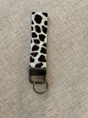 NUEVO - CARTERA MUÑEQUERA TIRADOR PARA CREMALLERAS PATRÓN CHEETA CREMA Y NEGRO   Foto 1 de 2