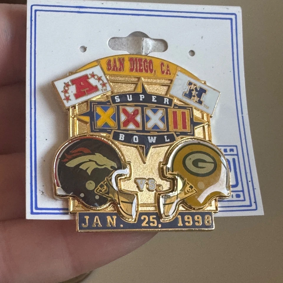 Vintage Super Bowl XXXII Denver Broncos Vs Green Bay Packers Enamel Lapel Pin Foto 1 de 3