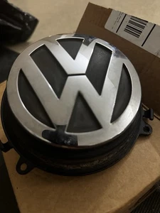  VW GOLF MK5 REAR BOOT TAILGATE HANDLE BADGE 3C5827469D  - Picture 1 of 2