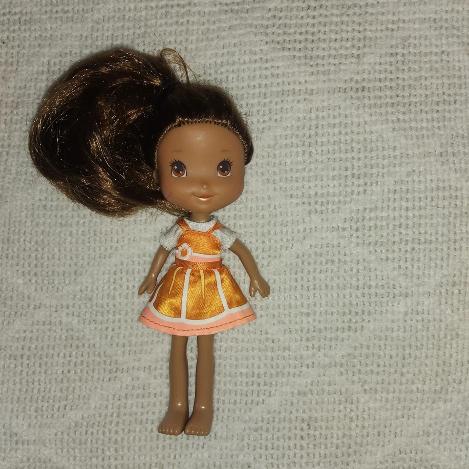 Esta muñeca es Orange Blossom de la franquicia Strawberry Shortcake. Foto 1 de 1