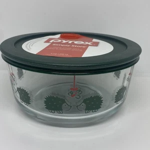 Pyrex 4 Cup CHRISTMAS Green Hedgehogs Under Mistletoe w/ Lid Serve Store Gift - Picture 1 of 6